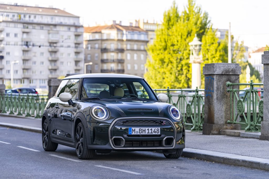 A sharp profile with authentic character – the MINI Resolute Edition.